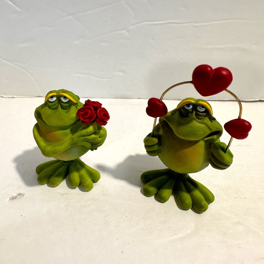 Set of 2 Mini Whimsical Resin Douglas Blue-Eyed frogs. 2" tall